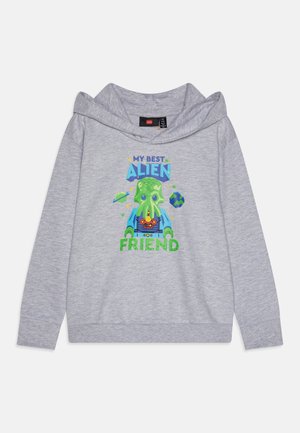 Hanorac gri cu un mare grafic colorat care prezintă un personaj extraterestru și textul "PRIMUL MEU PRIETEN EXTRATERESTRA" în albastru și verde strălucitor.