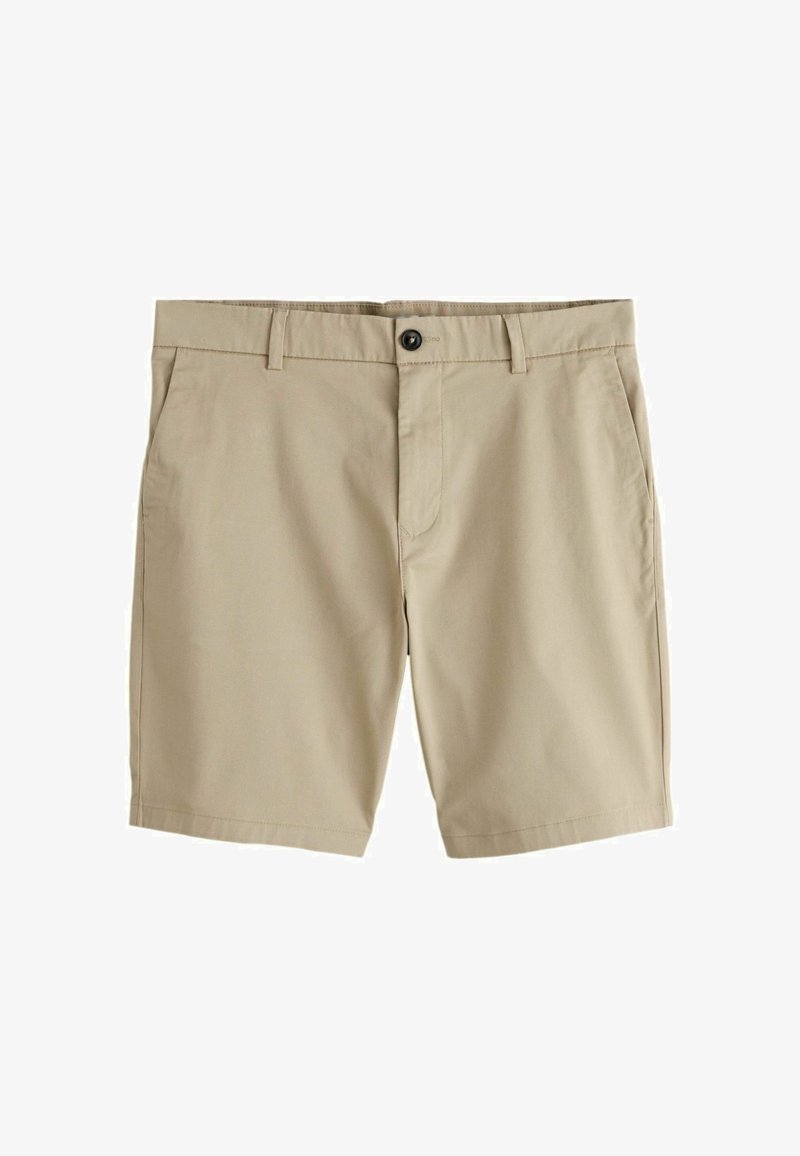 Shorts beige jusqu'au genou, ajustés, avec bouton à l'avant, passants pour ceinture, poches latérales et tissu lisse uni.