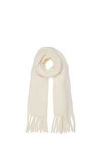 Sciarpa di lana color crema, morbida, con lunghe frange, arrotolata in modo sciolto nella parte superiore e che pende dritta su uno sfondo bianco.