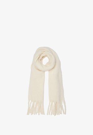 Sciarpa di lana color crema, morbida, con lunghe frange, arrotolata in modo sciolto nella parte superiore e che pende dritta su uno sfondo bianco.