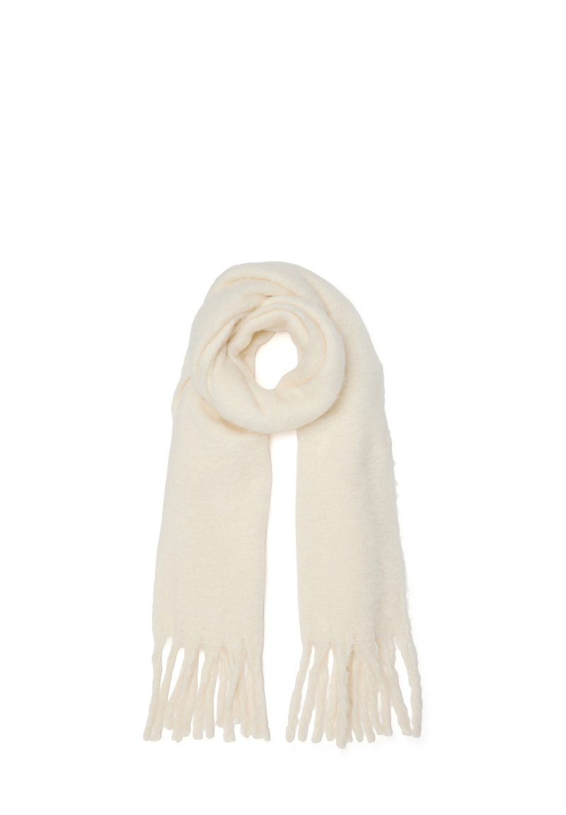 Sciarpa di lana color crema, morbida, con lunghe frange, arrotolata in modo sciolto nella parte superiore e che pende dritta su uno sfondo bianco.