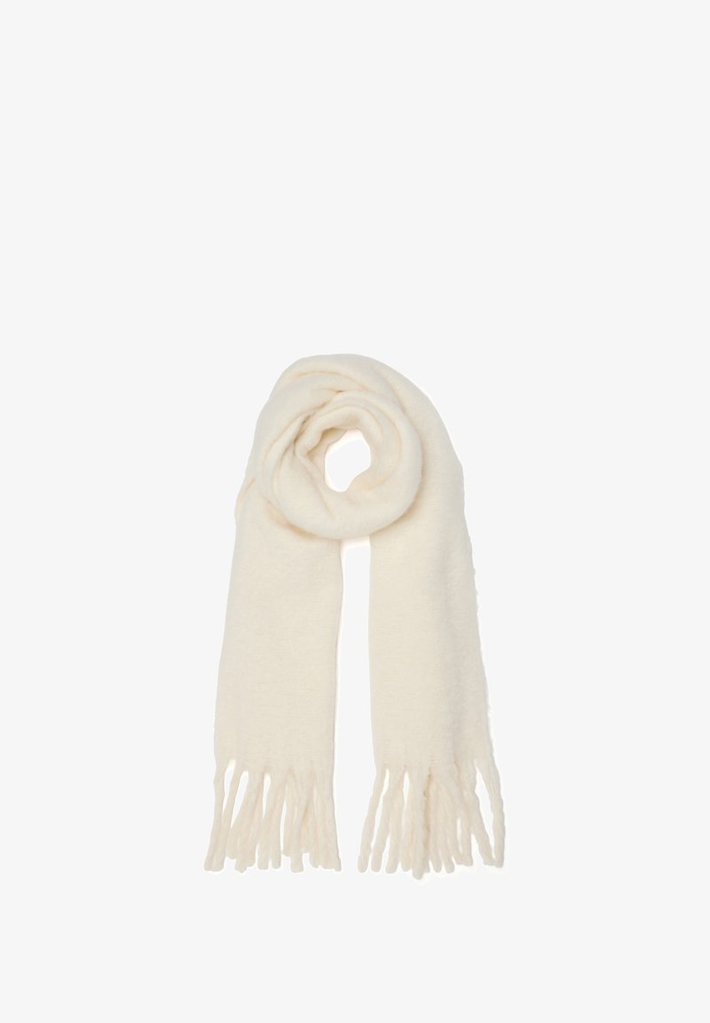 Sciarpa di lana color crema, morbida, con lunghe frange, arrotolata in modo sciolto nella parte superiore e che pende dritta su uno sfondo bianco.