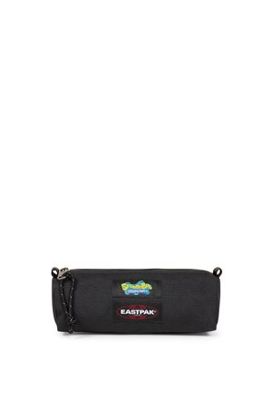 Trousse à crayons rectangulaire noire Eastpak avec écusson Bob l'éponge et fermeture éclair avec cordon sur fond blanc.