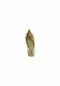 Soulier à talon ouvert jaune-vert à bout pointu avec un détail en nœud, texture lisse et un design élancé, comportant un texte de marque sur la semelle intérieure.