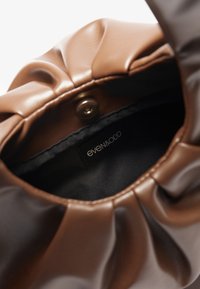 Borsa a tracolla in finta pelle marrone con orlo arricciato, chiusura a scatto e fodera interna nera. Etichetta del marchio 'even&odd' visibile all'interno.