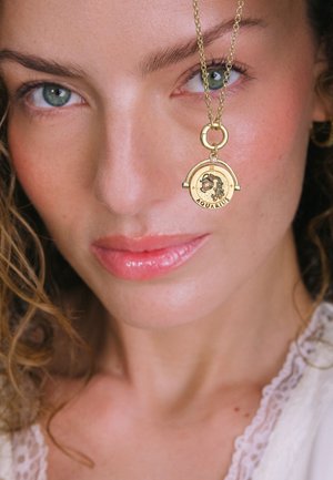 FABLE ENGLAND, AQUARIUS ZODIAC SPINNER - Necklace - gold-coloured