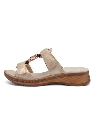 Goudkleurige slidesandaal met twee verstelbare bandjes, een decoratieve kralenaccent en een getextureerde bruine sleehakzool.