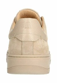 Beige suède sneakers met een gestructureerde leren hielkap, platte rubberen zool en subtiele stikdetails. Verstevigde achterkant voor ondersteuning.