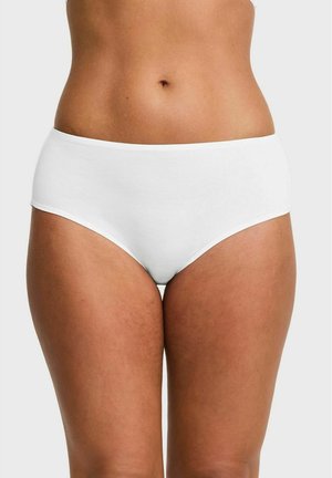 Vrouw draagt simpele witte katoenen hipsteronderbroek, zichtbaar van taille tot bovenzijde van de dijen tegen een neutrale achtergrond.