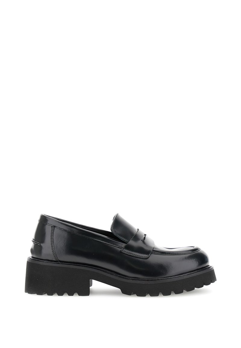 Schwarze Lederloafer mit klobigem Profilsohle und niedrigem Blockabsatz, Schlupfstil, glatte Oberfläche und einem Riemen über dem Vorderfuß.
