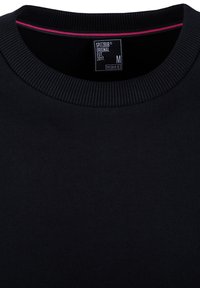 Maglione nero a maniche lunghe con collo a girocollo a costine. Presenta un piccolo accento rosa all'interno del colletto e un'etichetta che indica la dimensione M.