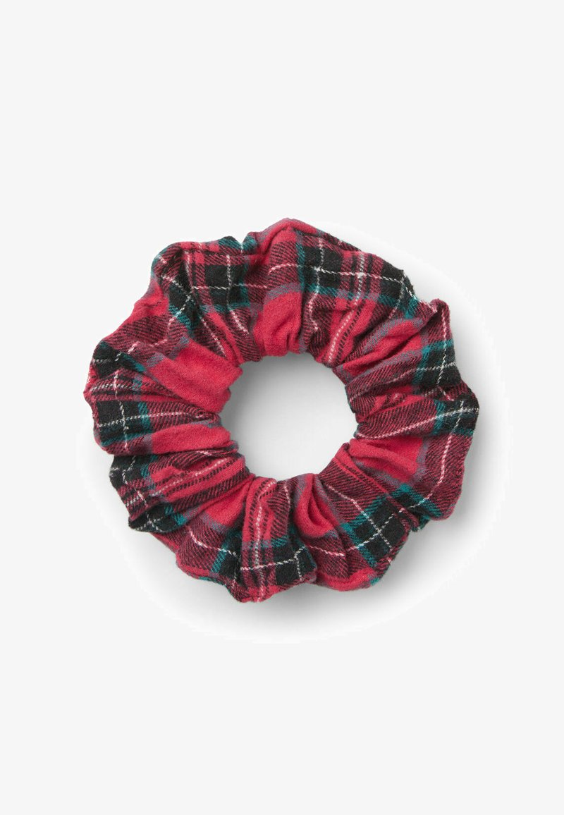 Scrunchie in tessuto a quadri rosso e nero con una trama morbida, caratterizzato da bordi arricciati e una forma circolare per tenere i capelli in modo sicuro.