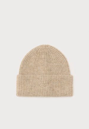 Beige ribstrikket beanie med foldet kant og subtilt broderet logo foran i midten, mod en ensfarvet hvid baggrund.