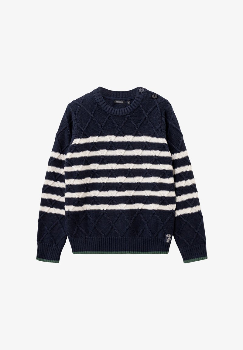 Granatowy sweter dzianinowy z białym paskowanym wzorem i teksturą w romby, z okrągłym dekoltem i dwoma guzikami na ramieniu. Zielony ściągacz u dołu.