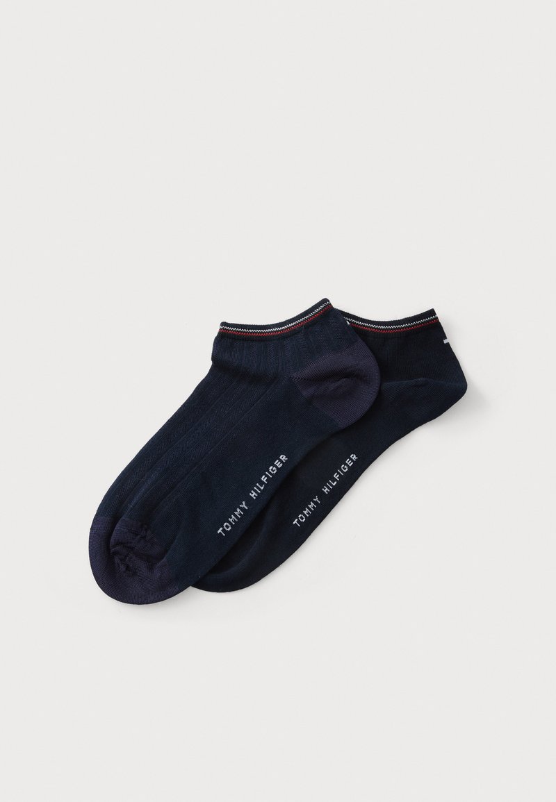 Μάλλινες κάλτσες μέχρι τον αστράγαλο σε σκούρο ναυτικό χρώμα με ραβδωτή υφή. Διαθέτουν αντίθεση λωρίδα στον καρπό και εκτυπωμένο το όνομα της μάρκας σε άσπρο.