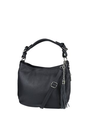 Sac à bandoulière en cuir noir avec sangle ajustable et pendentif à pampille suspendu, doté d'une boucle argentée et d'accents en anneau métallique.