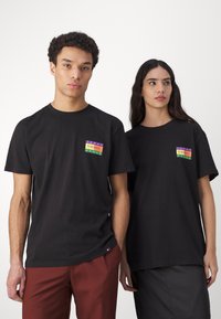 Tommy Jeans TJM REG SUMMER FLAG TEE EXT - T-shirt con stampa - black