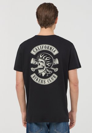 T-shirt in cotone nera con grafica di un teschio che indossa un casco, circondato da testo in stile vintage "CALIFORNIA BIKERS CLUB".