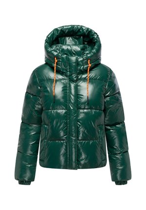 Groene gewatteerde jas met een glanzende afwerking, capuchon en oranje trekkoorden. Voorzien van een ritssluiting aan de voorkant en twee zijzakken.