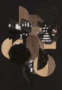 Schwarzer Stoff mit einem Paillettenmotiv, das große, sich überlappende Kreise in Schwarz und Gold zeigt, akzentuiert durch vertikale Streifen, die für Textur sorgen.