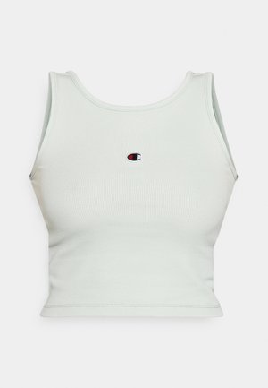Svijetlozelena rebrasta crop majica s okruglim izrezom i širokim naramenicama. Ima mali, vezeni logo na središnjem dijelu.