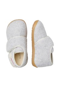 Zapatillas grises con textura, con un upper suave y peludo y cierre de gancho y bucle; suelas de goma; diseño simple sin patrones ni acentos.