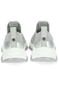 Graue Slipper-Sneaker mit texturiertem Obermaterial aus Strick, silbernen Akzenten und einer weißen Sohle. Mit einer Fersenschlaufe und Markendetails.