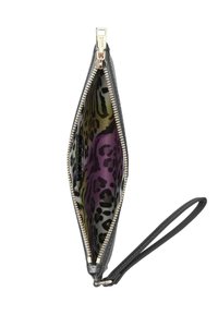 Clutch de cuero negro con cierre de cremallera. Forro de leopardo multicolor en púrpura, verde y negro. Incluye una correa para la muñeca.