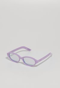 Gafas de sol moradas con forma ovalada, material semitranslúcido, lentes tintados de azul y patillas elegantes. Presentan un diseño minimalista.