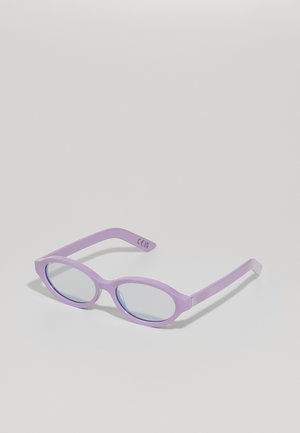 Lilla solbriller med oval ramme, semifunksjonelt materiale, blåfargede linser og strømlinjeformede tempelarmer. Har et minimalistisk design.