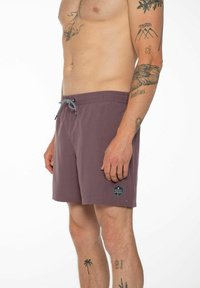 Costume da bagno, tessuto viola, elastico in vita con coulisse nera e bianca, patch logo laterale, texture morbida, design lungo fino al ginocchio.