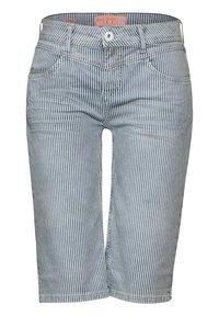 Siniset ja valkoiset raidalliset denim-shortsit napin sulkumekanismilla, viidellä taskulla ja ommelluilla yksityiskohdilla. Keskipitkä leikkaus suoraa istuvuutta.