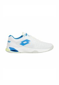 Chaussure de sport blanche avec des accents bleus, tige en maille lisse, talon renforcé, semelle intermédiaire texturée et semelle contrastante en jaune clair.