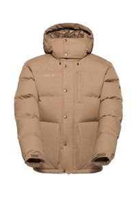 Padded hnědá zimní bunda s kapucí, patentkami, elastickými manžetami, bočními kapsami a logem poblíž hrudi v jemné textuře.