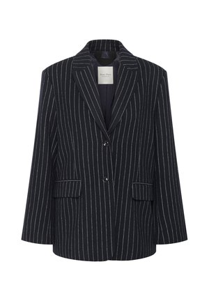 Zwarte blazer met witte verticale streepen, twee knopen, twee voorzakken met klep en een gepunte reverskraag.