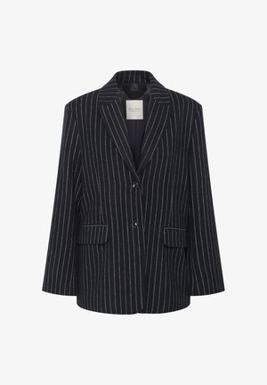 Melna žakete ar baltām vertikālām svītrām, divām pogām, divām priekšējām kabatām ar atloku un ar nogrieztu apvalka apkakli.