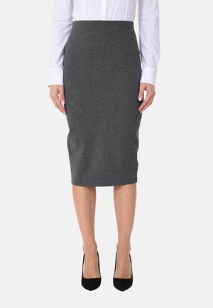 Gonna a matita grigia in un tessuto elasticizzato, lunghezza al ginocchio, con una silhouette aderente. Indossata con una camicia bianca a maniche lunghe e scarpe nere con tacco.