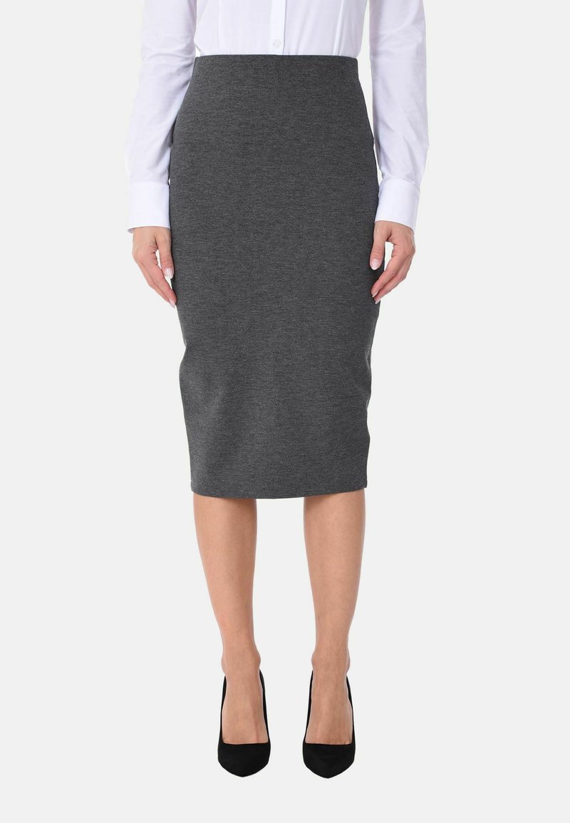 Gonna a matita grigia in un tessuto elasticizzato, lunghezza al ginocchio, con una silhouette aderente. Indossata con una camicia bianca a maniche lunghe e scarpe nere con tacco.