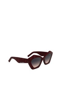 Occhiali da sole con una montatura geometrica in plastica di un profondo bordeaux, forma angolare a occhio di gatto e lenti sfumate. Contrassegnati con "Karl Lagerfeld."
