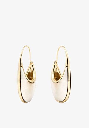 Guldörhängen i hoopmodell med en slät, böjd design och en glänsande silverfärgad insida. Detaljerna framhäver ett elegant utseende.