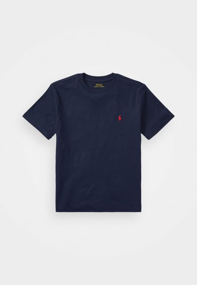 Granatowa bawełniana koszulka z okrągłym dekoltem, krótkimi rękawami i czerwonym haftowanym logo na lewej piersi. Gładka tekstura, standardowy krój.