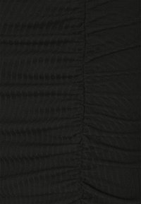 Tissu noir texturé présentant des détails froncés et de subtiles lignes verticales. Le matériau semble extensible avec une finition douce.