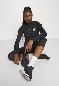 Ellesse SOFIRA 1/4 ZIP - Ilgarankovis viršutinės dalies drabužis - black