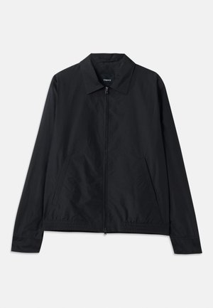 Veste légère noire avec un col, fermeture éclair sur le devant, poches latérales et taille élastiquée. Texture lisse et mate.