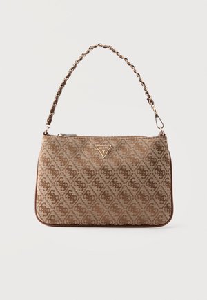 Brun mønstret Guess håndtaske med en flet kæde-rem og en trekantet logo-plade midt foran.