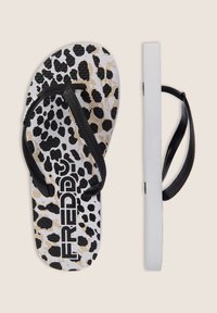 Infradito bianco e nero con motivo leopardato. Parte superiore in gomma e suola interna testurizzata, dotate del nome del marchio "FREDDY." Suola bianca.