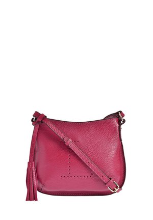 Petit sac bandoulière en cuir magenta texturé avec bandoulière réglable, design en forme de L perforé et détail pompon sur le côté.