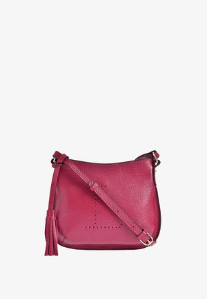 Petit sac bandoulière en cuir magenta texturé avec bandoulière réglable, design en forme de L perforé et détail pompon sur le côté.