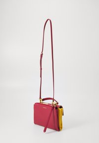 Crossbody håndtaske i lyserød og gul læder, rektangulær form, med lynlåslukning, guld accenter og en justerbar rem.