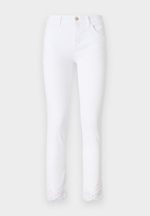 Pantaloni in denim bianco con vestibilità slim, caratterizzati da una chiusura con bottone dorato e un intricato bordo in pizzo lungo gli orli inferiori. Tessuto morbido, design classico.